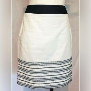 Ann Taylor Embroidered Pencil Skirt Ivory Black Rear Zip  Career Classic Size 8